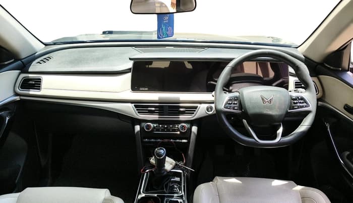 2022 Mahindra XUV700 AX 7 LUXURY D MT 7 STR, Diesel, Manual, 28,585 km, interior