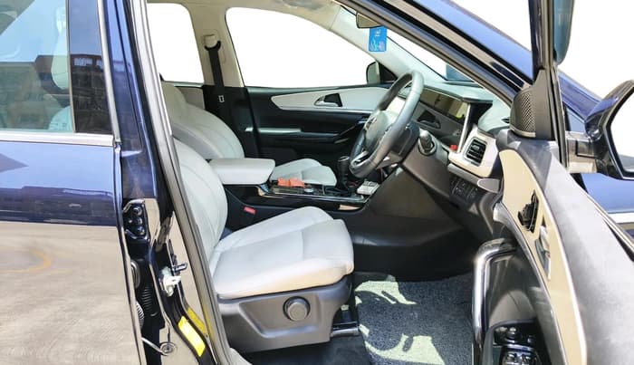2022 Mahindra XUV700 AX 7 LUXURY D MT 7 STR, Diesel, Manual, 28,585 km, interior