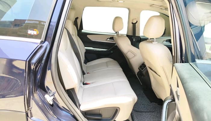 2022 Mahindra XUV700 AX 7 LUXURY D MT 7 STR, Diesel, Manual, 28,585 km, interior