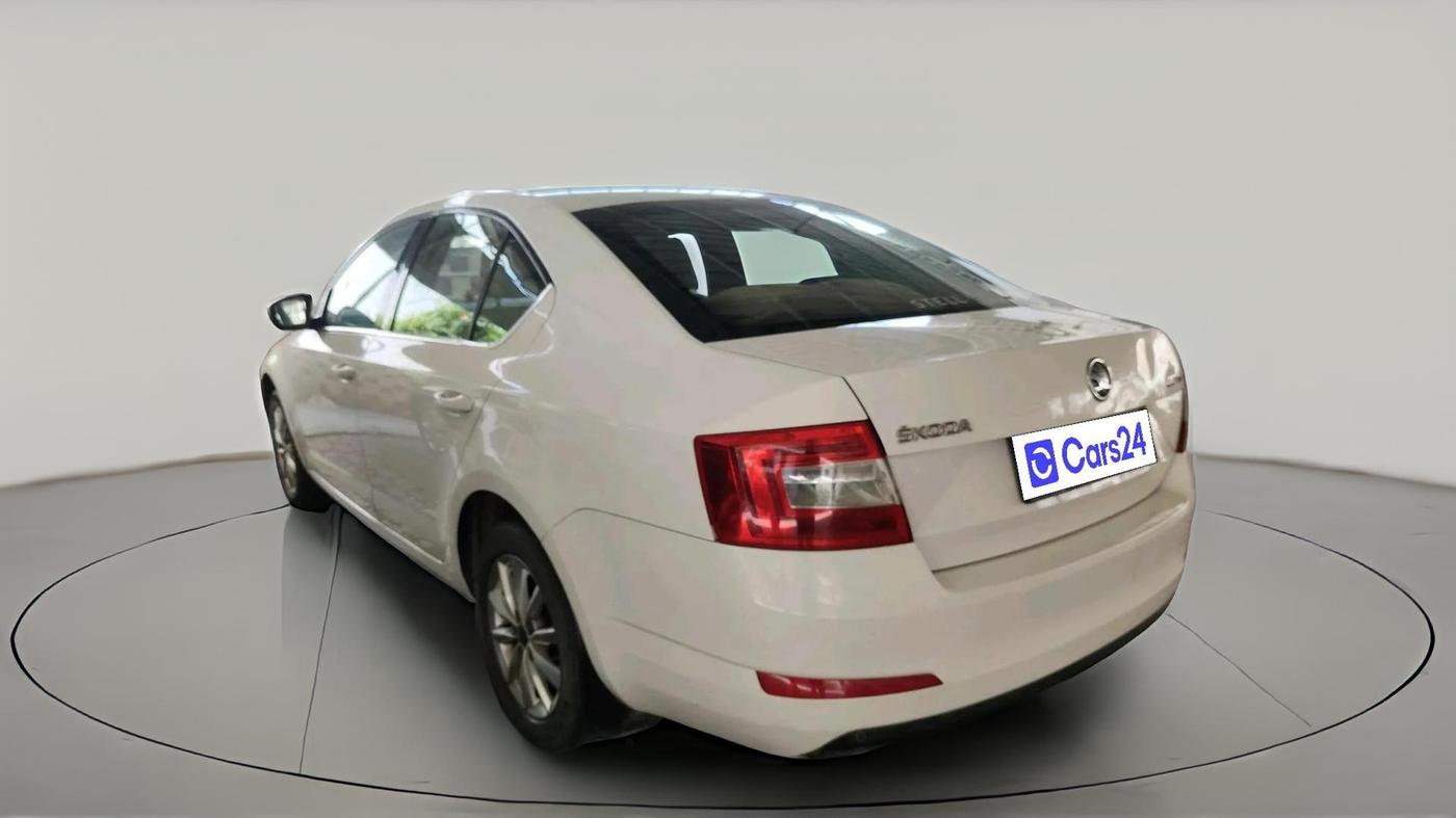 2015 Skoda Octavia ELEGANCE 2.0 TDI AT, Diesel, Automatic, 1,48,964 km, exterior