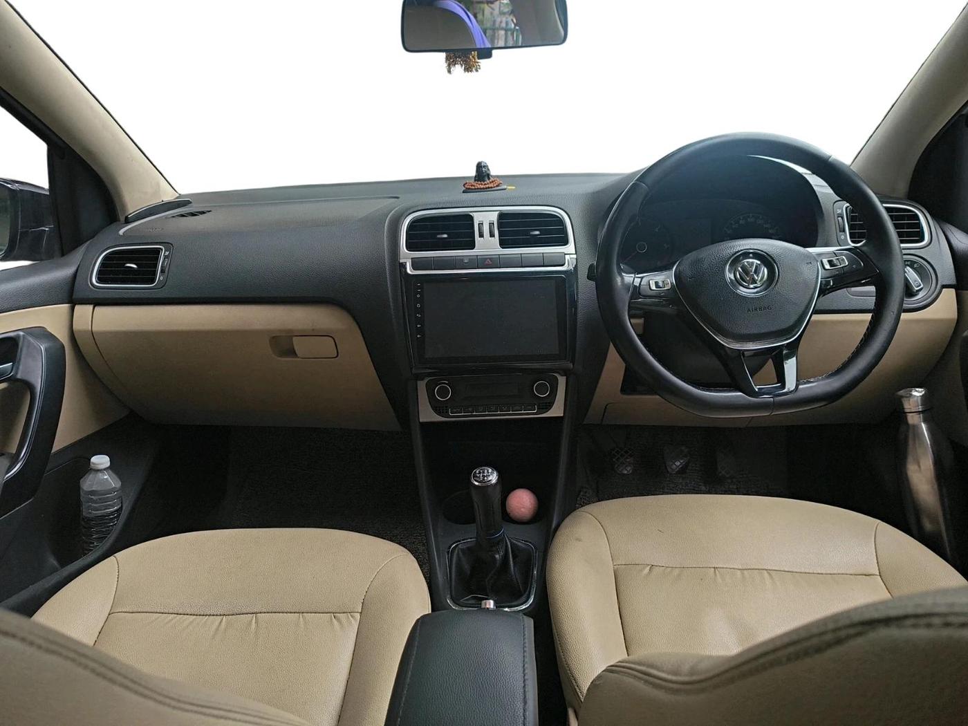 2015 Volkswagen Polo HIGHLINE1.5L, Diesel, Manual, 1,09,017 km, interior