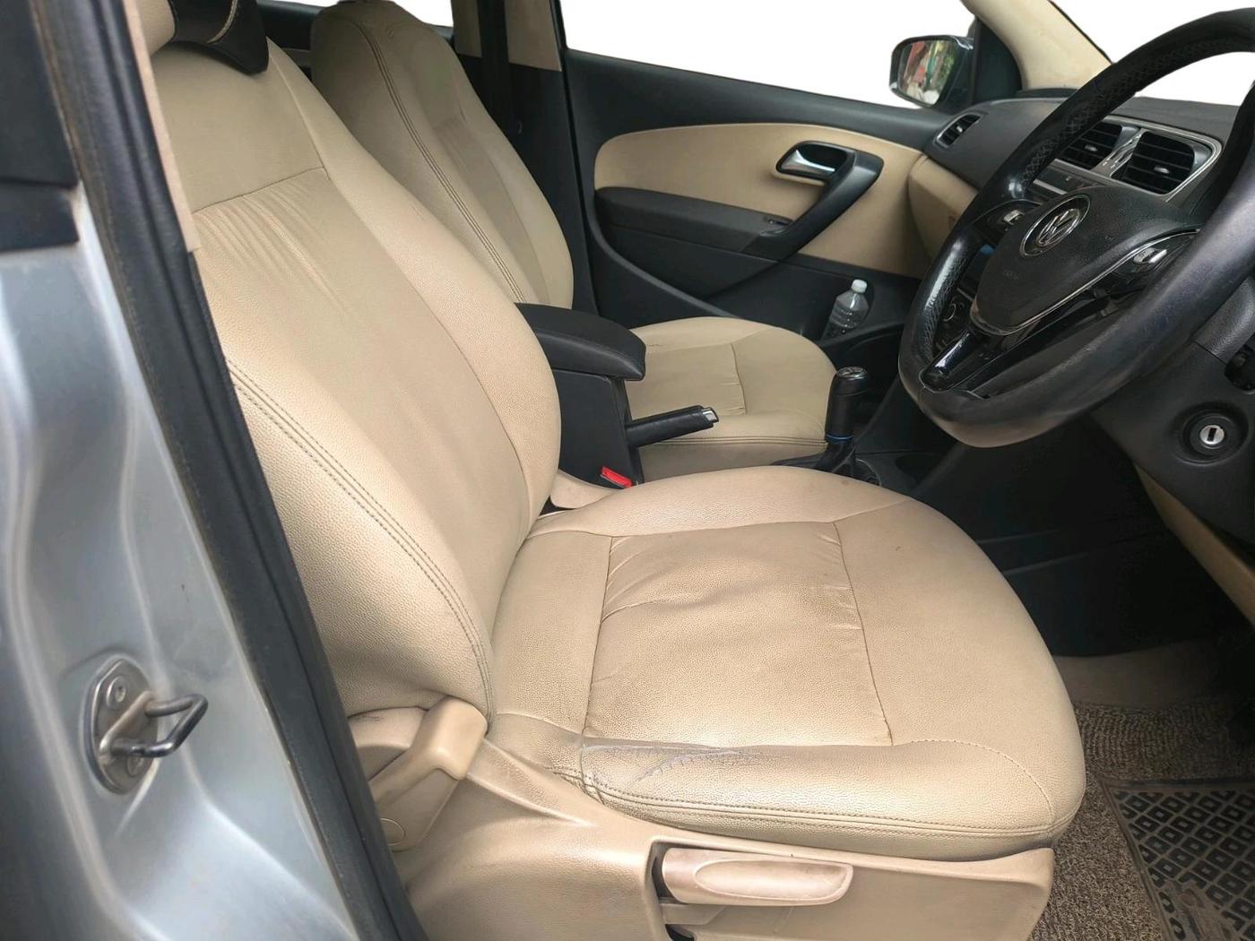 2015 Volkswagen Polo HIGHLINE1.5L, Diesel, Manual, 1,09,017 km, interior