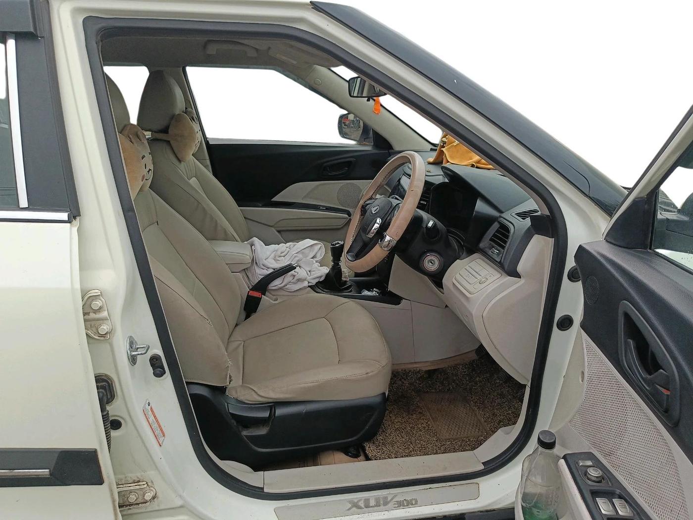2020 Mahindra XUV300 W4 1.2 PETROL, CNG, Manual, 1,29,431 km, interior