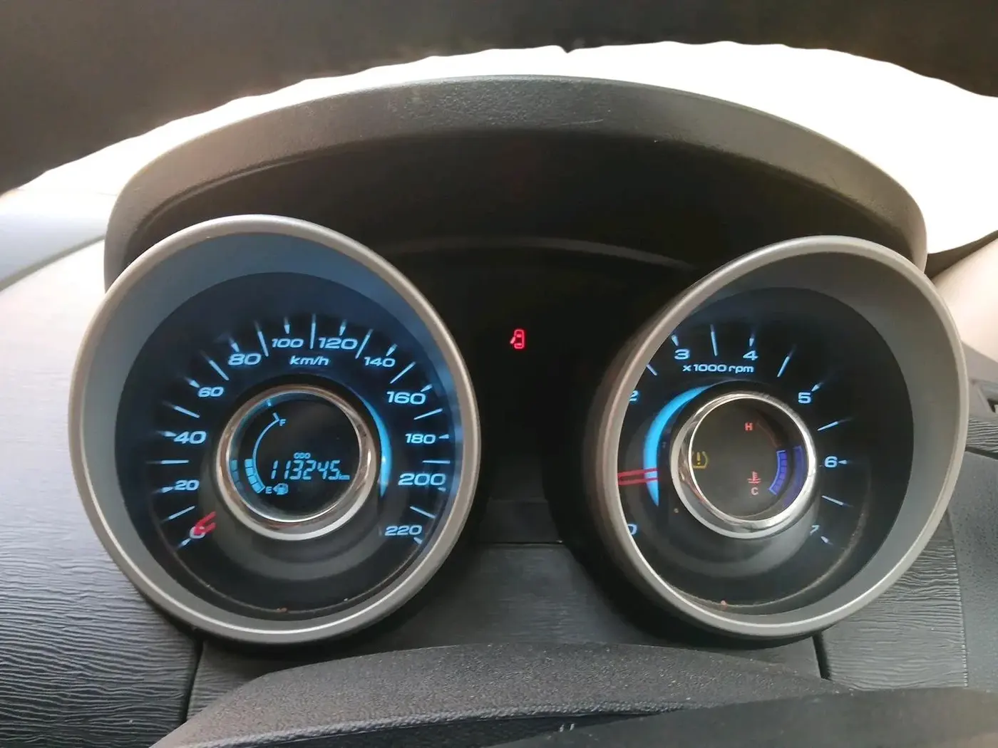 2015 Mahindra XUV500 W10, Diesel, Manual, 1,13,245 km, interior