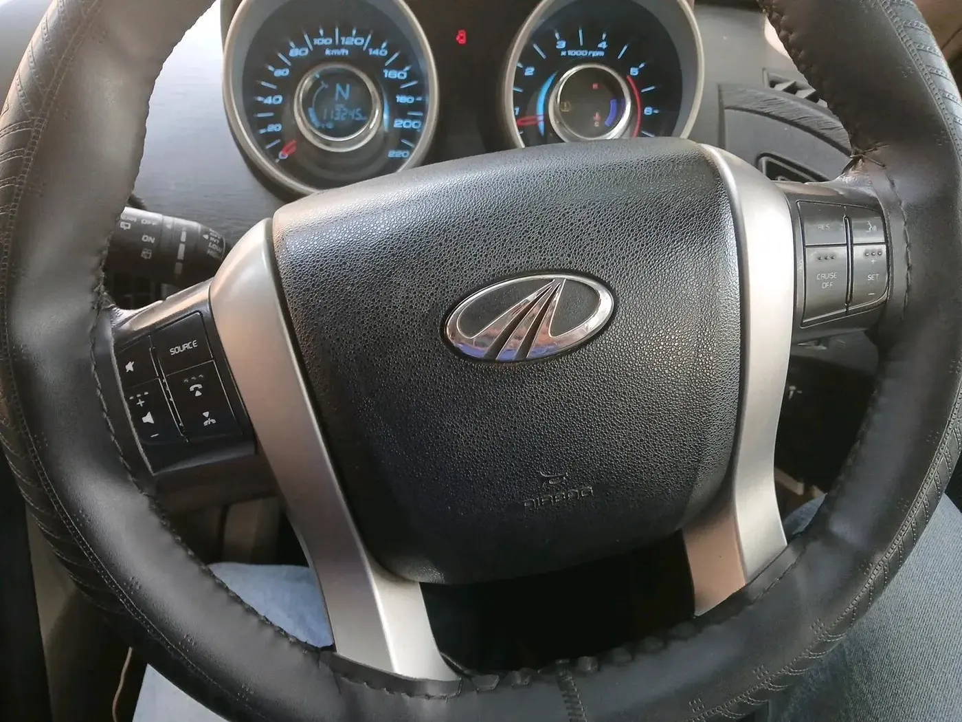 2015 Mahindra XUV500 W10, Diesel, Manual, 1,13,245 km, interior