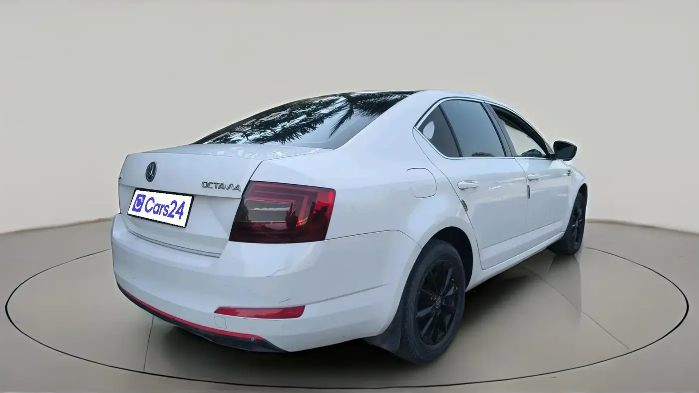 2014 Skoda Octavia AMBITION 2.0 TDI AT, Diesel, Automatic, 1,07,021 km, exterior