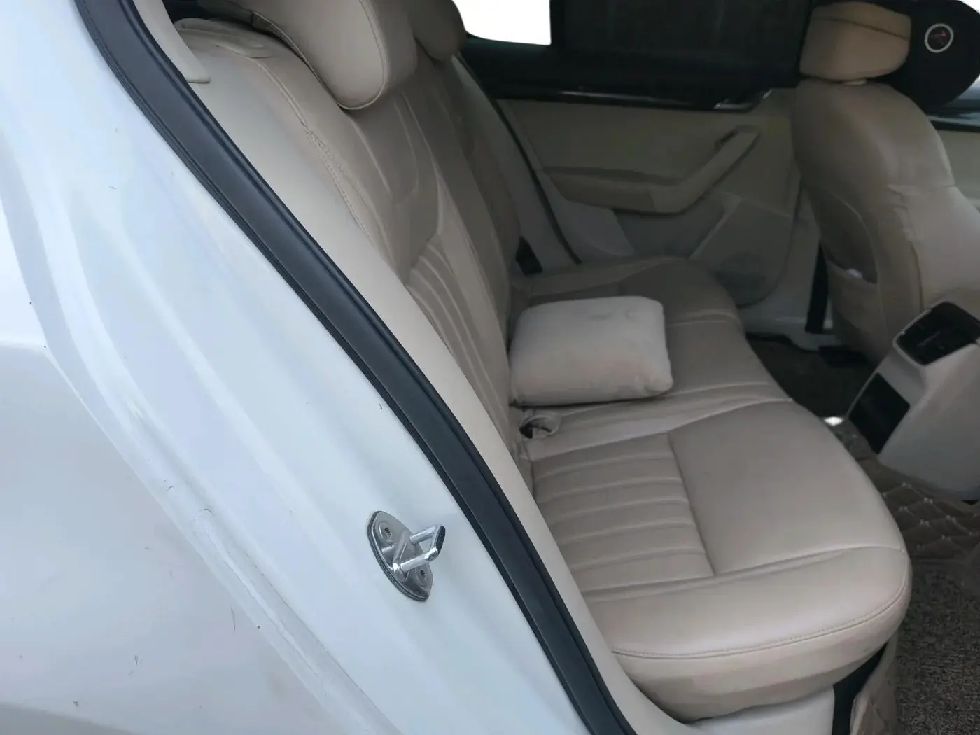2014 Skoda Octavia AMBITION 2.0 TDI AT, Diesel, Automatic, 1,07,021 km, interior
