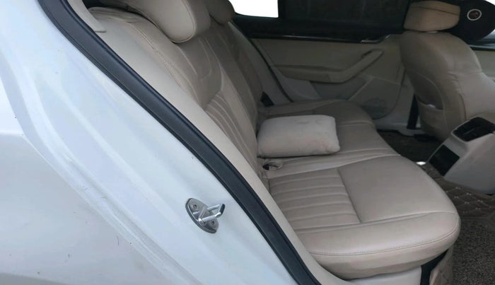 2014 Skoda Octavia AMBITION 2.0 TDI AT, Diesel, Automatic, 1,07,021 km, interior