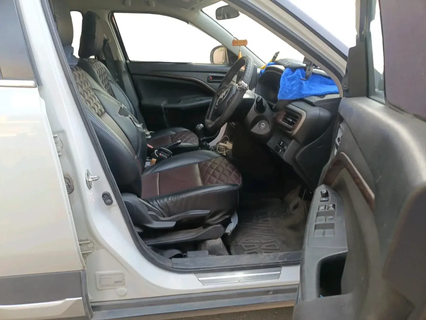 2022 Maruti BREZZA VXI SMART HYBRID, Petrol, Manual, 61,241 km, interior