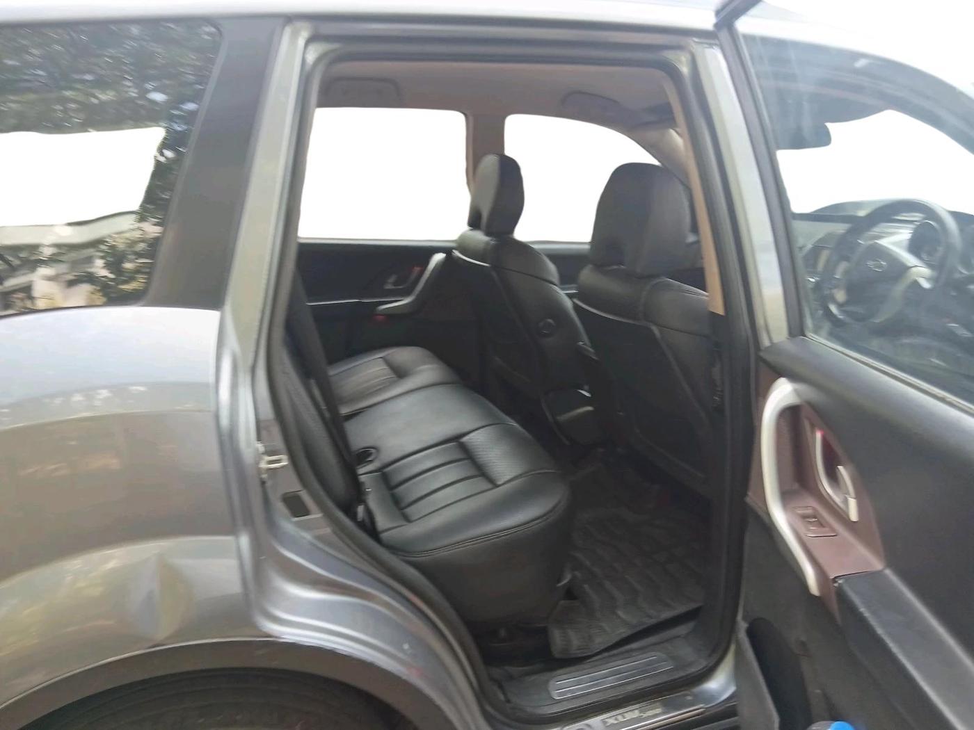 2014 Mahindra XUV500 W8, Diesel, Manual, 1,39,564 km, interior