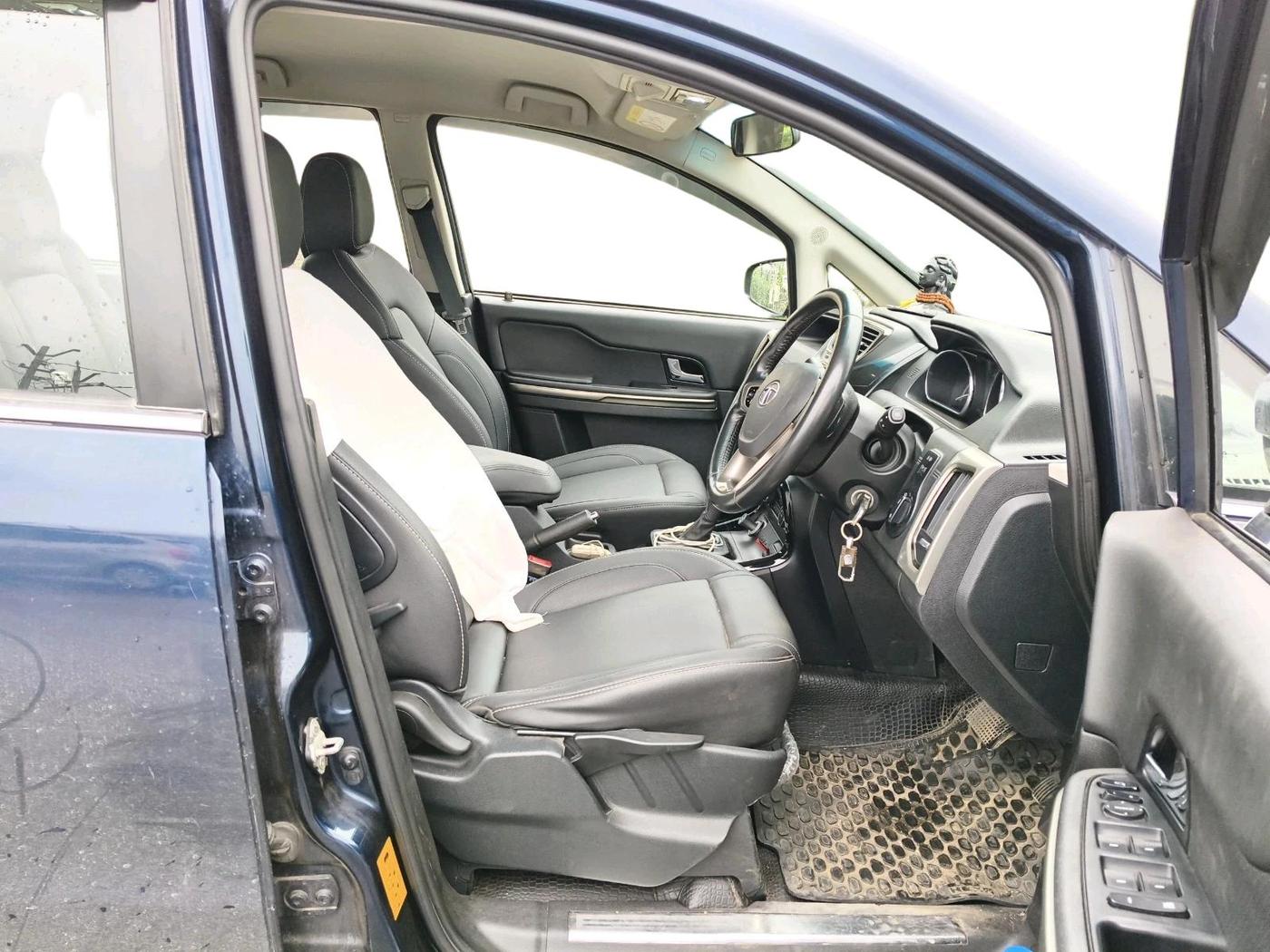 2018 Tata Hexa XTA 4X2 7 STR, Diesel, Automatic, 63,662 km, interior