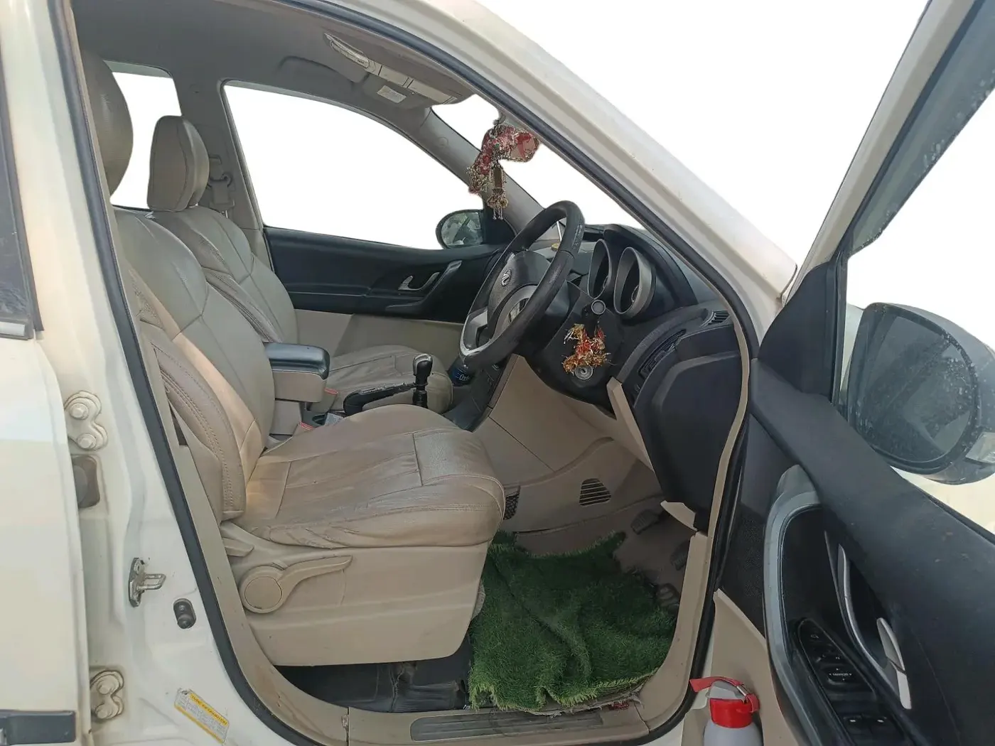2018 Mahindra XUV500 W6, Diesel, Manual, 1,82,712 km, interior