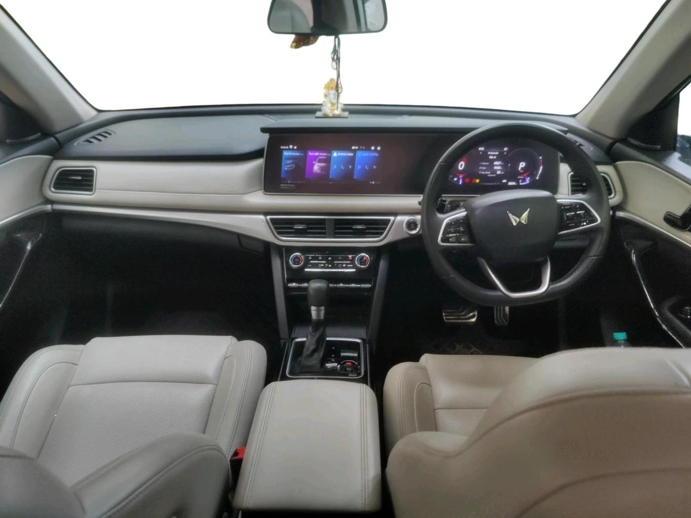 2022 Mahindra XUV700 AX 7 LUXURY P AT 7 STR, Petrol, Automatic, 36,674 km, interior