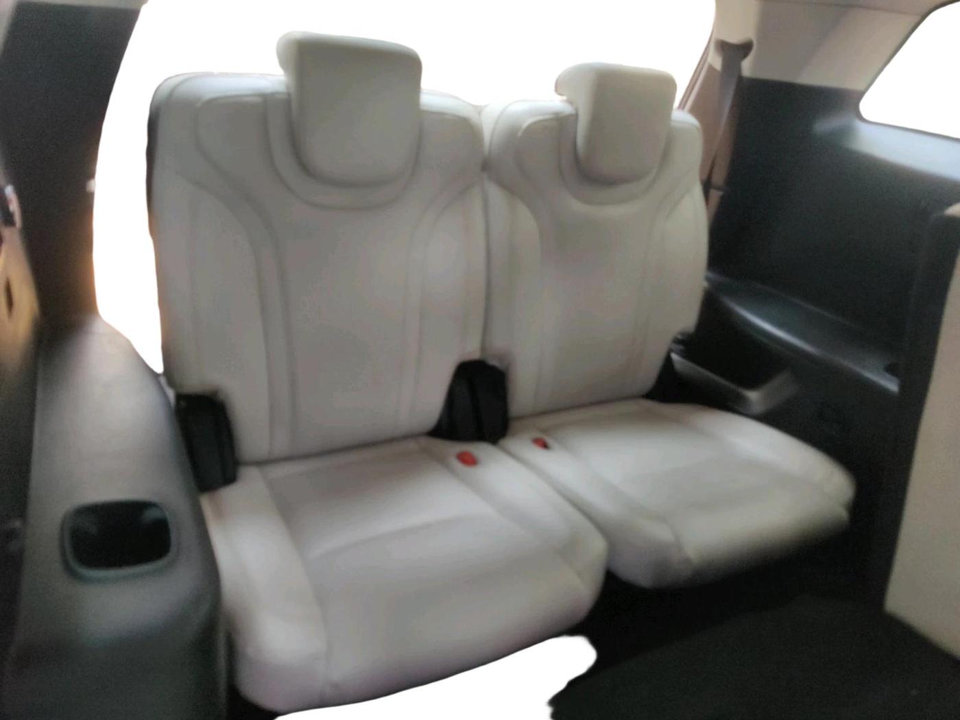 2022 Mahindra XUV700 AX 7 LUXURY P AT 7 STR, Petrol, Automatic, 36,674 km, interior