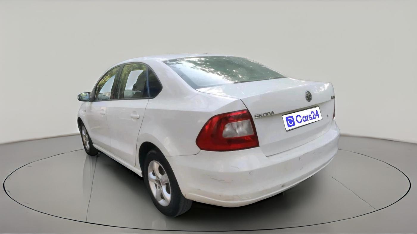 2013 Skoda Rapid AMBITION 1.6 TDI CR MT, Diesel, Manual, 1,11,809 km, exterior