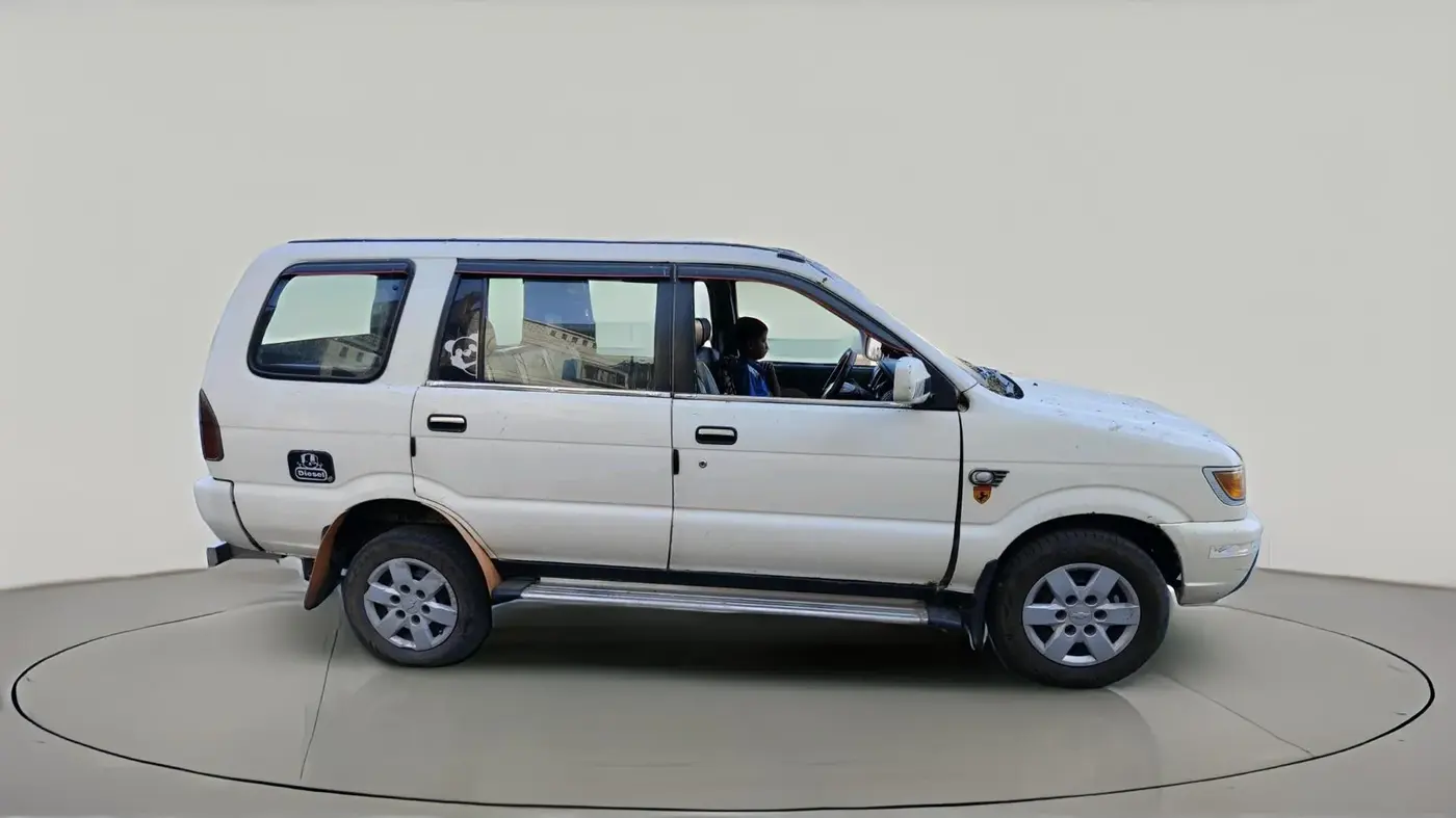 2013 Chevrolet Tavera NEO 3 LS 10 STR BS III, Diesel, Manual, 2,44,632 km, exterior