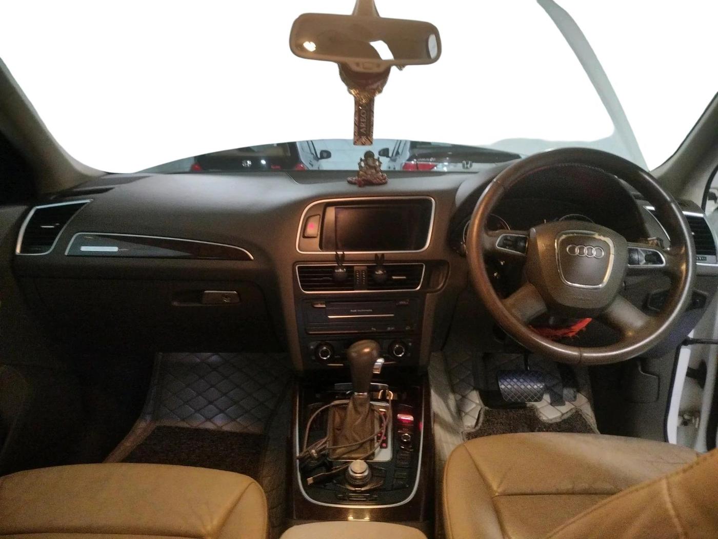 2012 Audi Q5 2.0 TDI QUATTRO, Diesel, Automatic, 2,19,749 km, interior