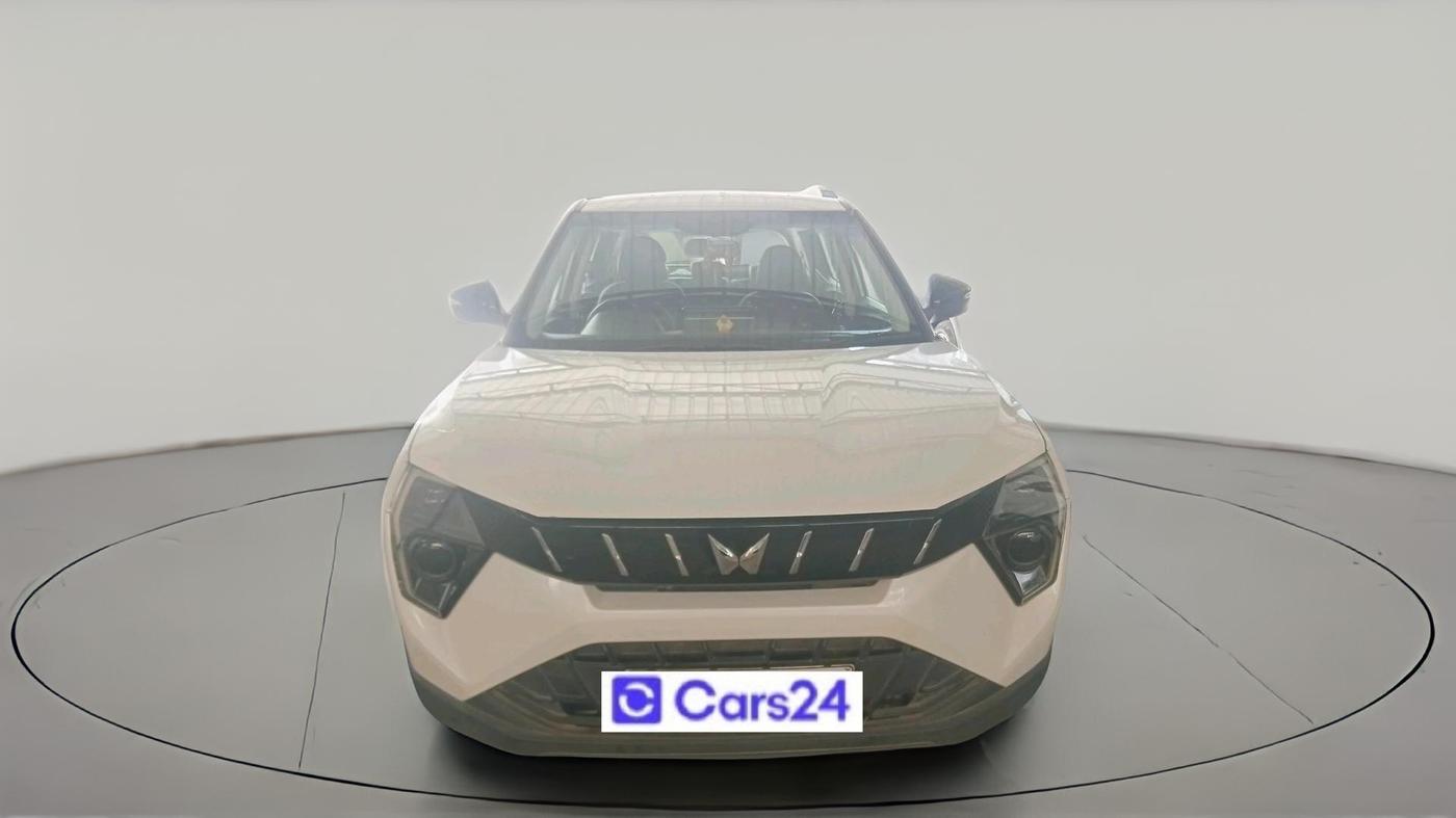 2025 Mahindra XUV 3XO AX5 1.2 L TCMPFI AT, Petrol, Automatic, 8,120 km, exterior