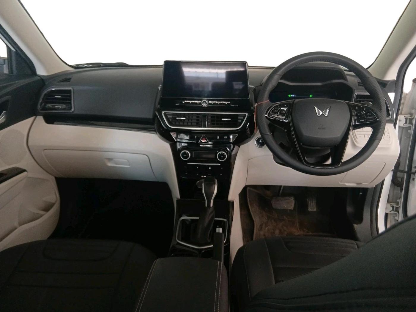 2025 Mahindra XUV 3XO AX5 1.2 L TCMPFI AT, Petrol, Automatic, 8,120 km, interior