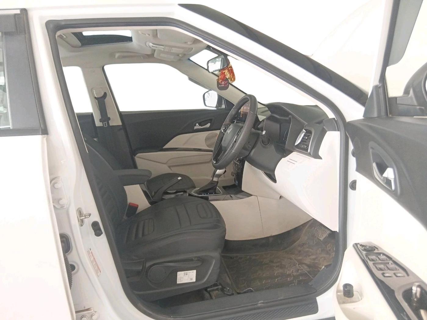 2025 Mahindra XUV 3XO AX5 1.2 L TCMPFI AT, Petrol, Automatic, 8,120 km, interior