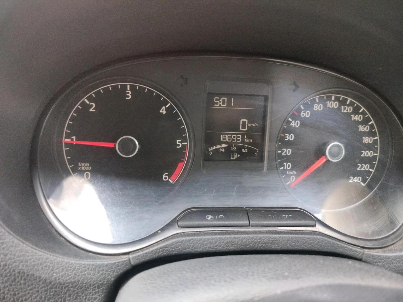 2014 Volkswagen Polo HIGHLINE1.5L, Diesel, Manual, 1,86,931 km, interior