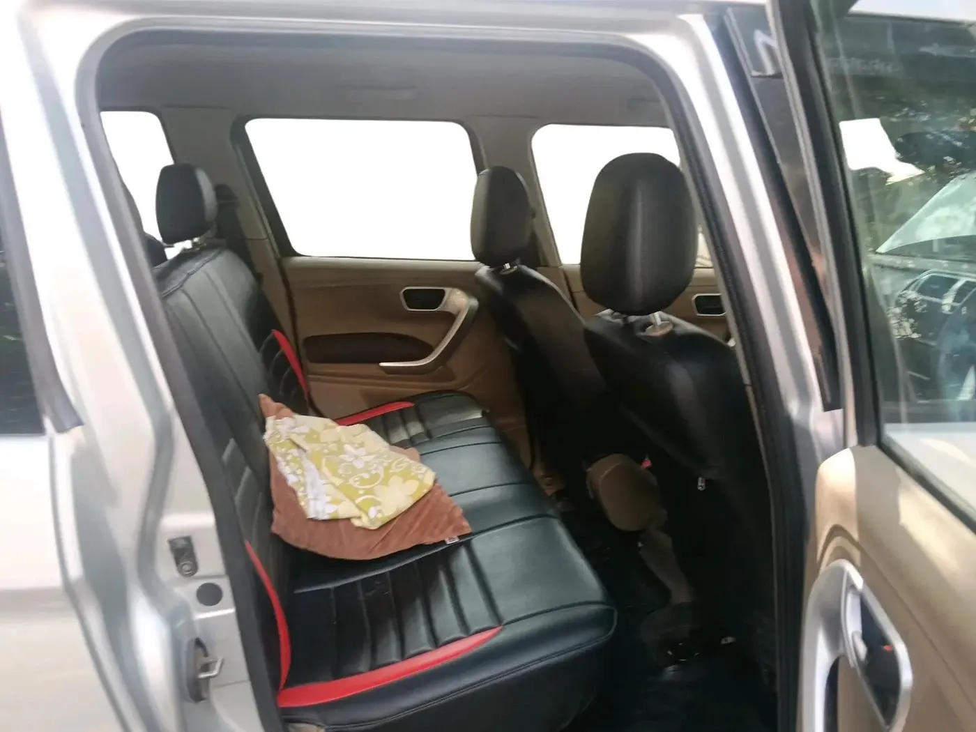 2017 Mahindra TUV300 T8, Diesel, Manual, 36,504 km, interior