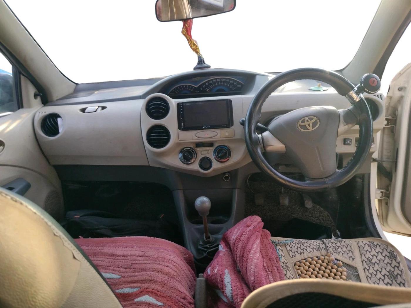 2015 Toyota Etios Liva G, CNG, Manual, 92,525 km, interior