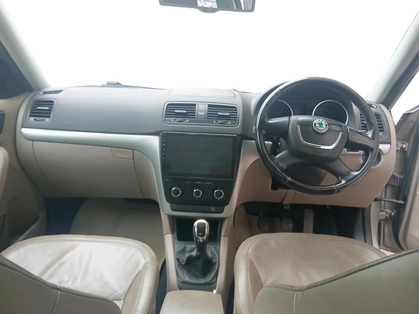 2011 Skoda Yeti ELEGANCE 2.0 TDI CR 4X4, Diesel, Manual, 90,537 km, interior