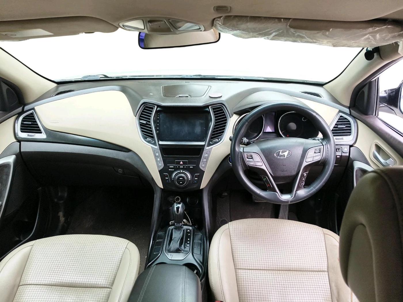 2016 Hyundai Santa Fe 4 WD AT, Diesel, Automatic, 1,57,284 km, interior