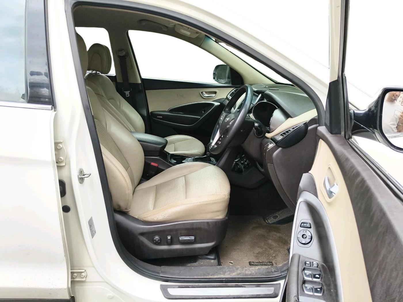 2016 Hyundai Santa Fe 4 WD AT, Diesel, Automatic, 1,57,284 km, interior