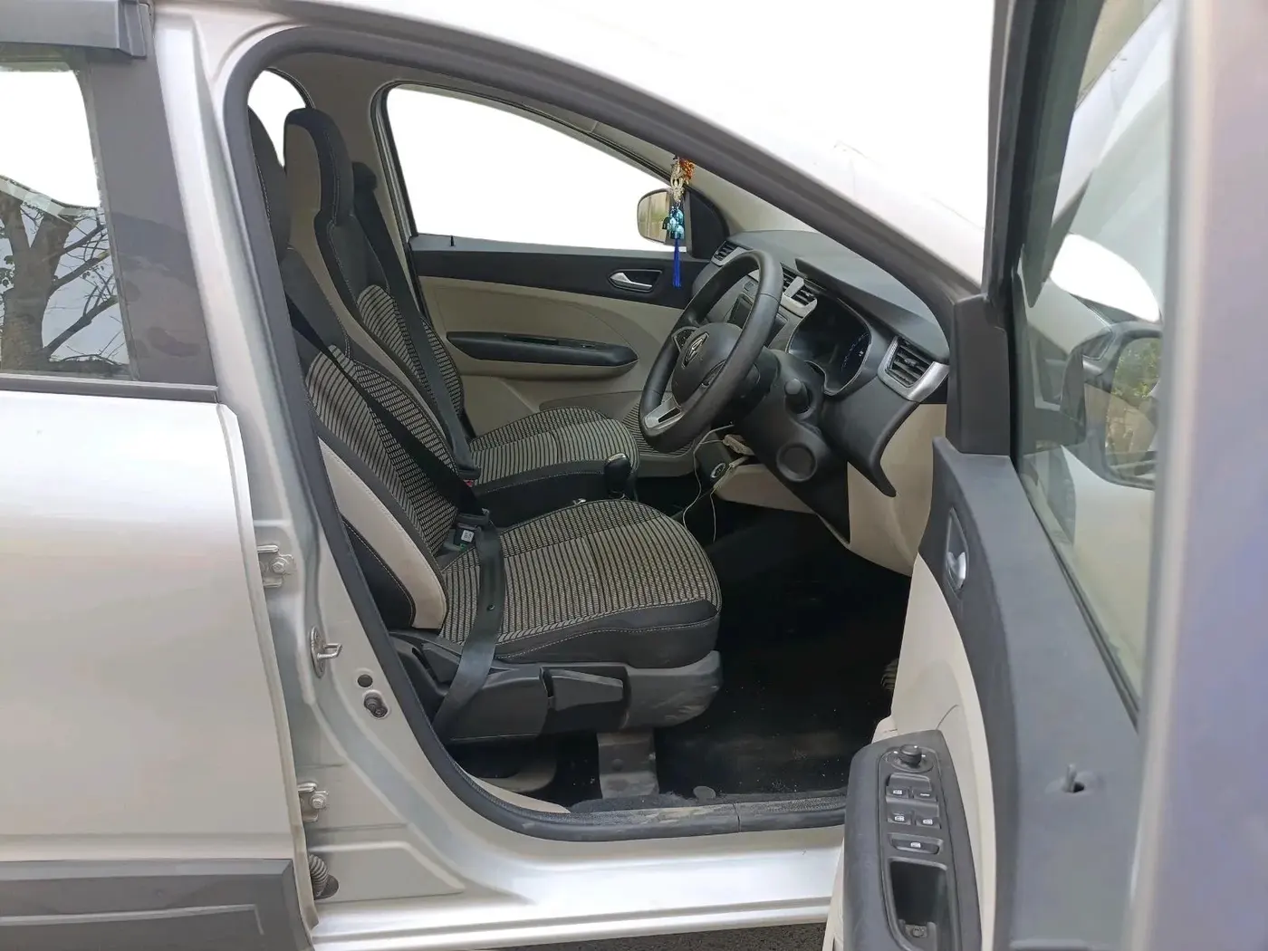2023 Renault TRIBER RXZ AMT, Petrol, Automatic, 13,094 km, interior