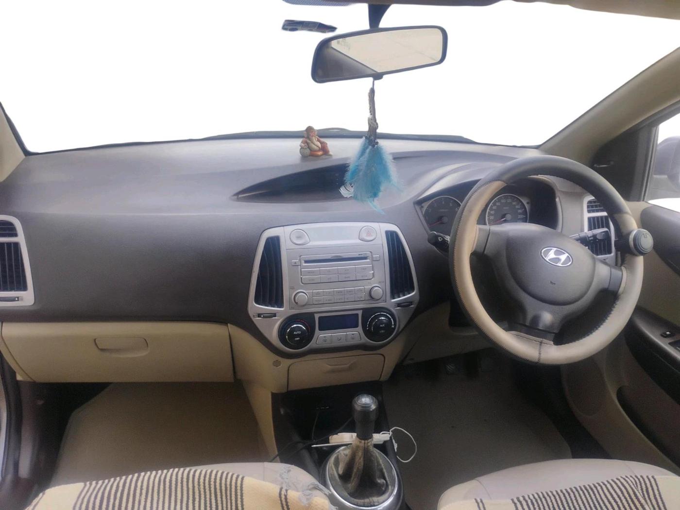 2011 Hyundai i20 MAGNA 1.2, CNG, Manual, 1,77,608 km, interior