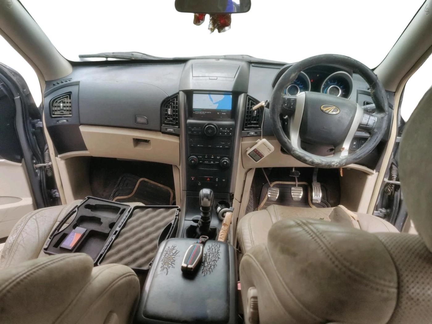 2015 Mahindra XUV500 W10, Diesel, Manual, 1,27,021 km, interior