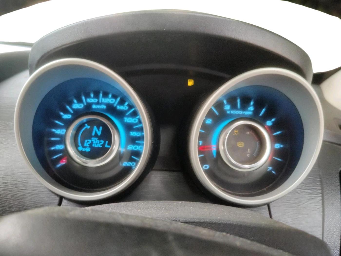 2015 Mahindra XUV500 W10, Diesel, Manual, 1,27,021 km, interior