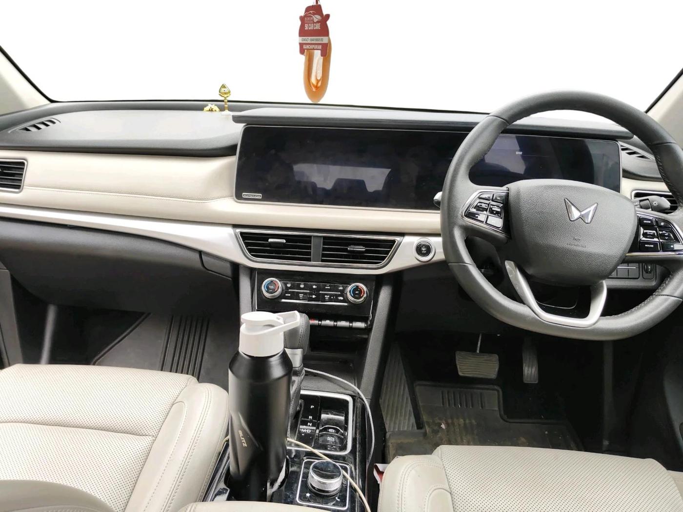 2025 Mahindra XUV700 AX 7 LUXURY D AT 7 STR, Diesel, Automatic, 26,233 km, interior