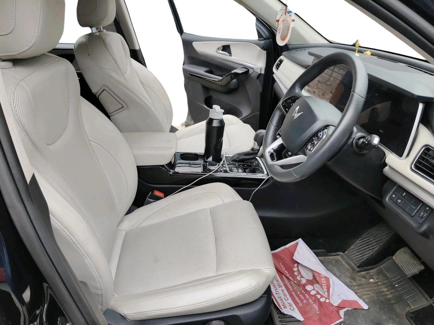 2025 Mahindra XUV700 AX 7 LUXURY D AT 7 STR, Diesel, Automatic, 26,233 km, interior