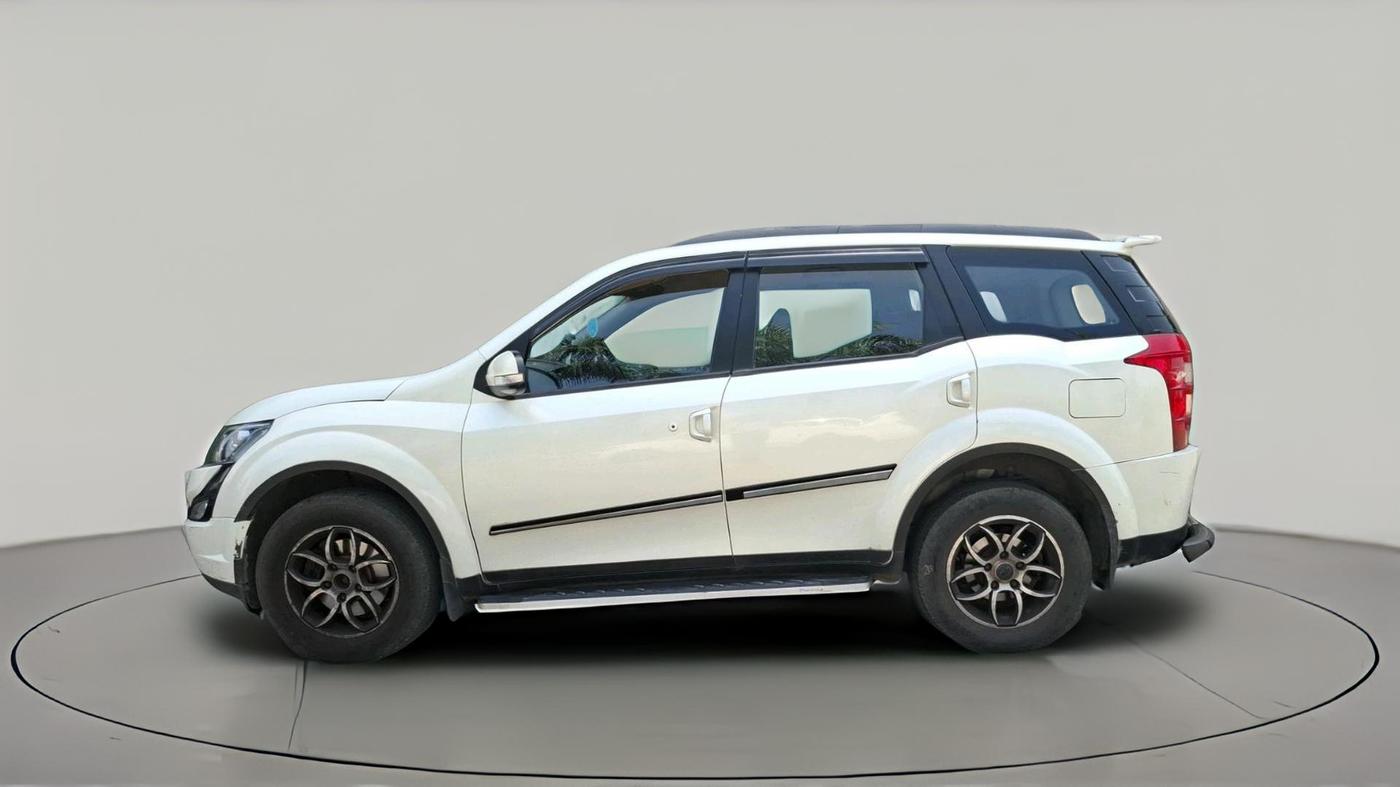 2017 Mahindra XUV500 W6, Diesel, Manual, 94,273 km, exterior
