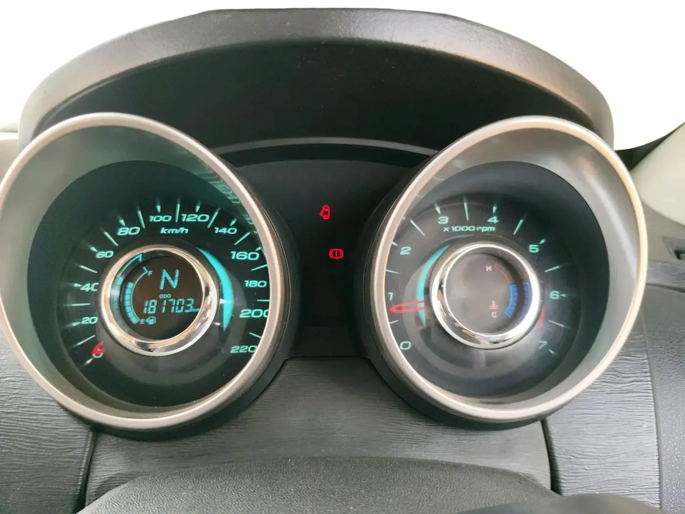 2018 Mahindra XUV500 W9, Diesel, Manual, 1,81,703 km, interior