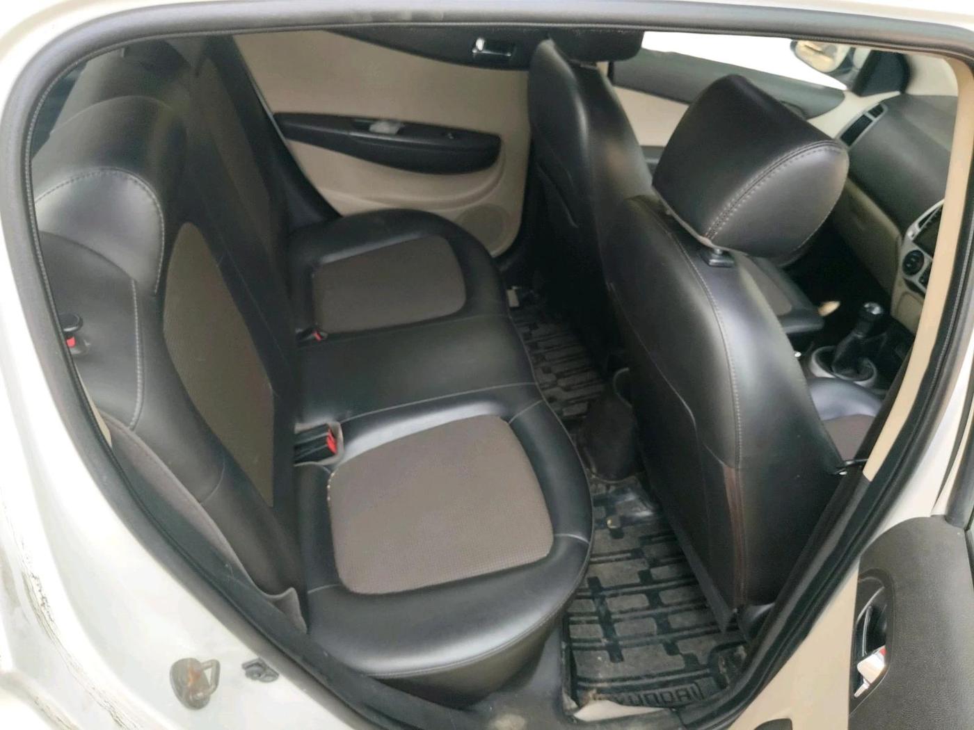 2013 Hyundai i20 MAGNA 1.2, CNG, Manual, 87,516 km, interior