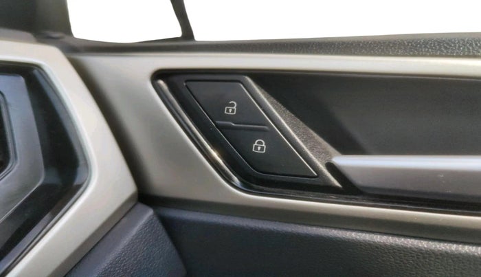 2022 Volkswagen VIRTUS HIGHLINE TSI 1.0 AT, Petrol, Automatic, 23,500 km, interior
