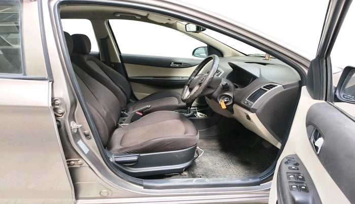 2013 Hyundai i20 SPORTZ 1.4 AT, CNG, Automatic, 62,990 km, interior