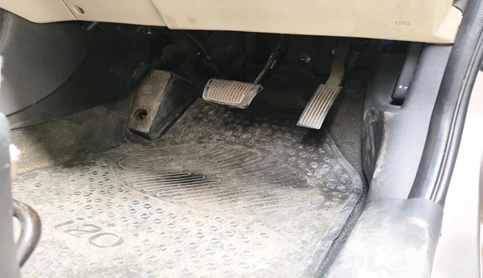 2013 Hyundai i20 SPORTZ 1.4 AT, CNG, Automatic, 62,990 km, interior