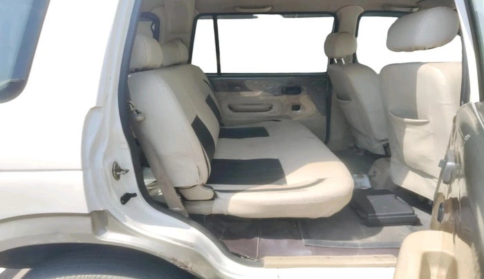 2016 Chevrolet Tavera NEO 3 LT 9 STR BS III, Diesel, Manual, 1,11,902 km, interior