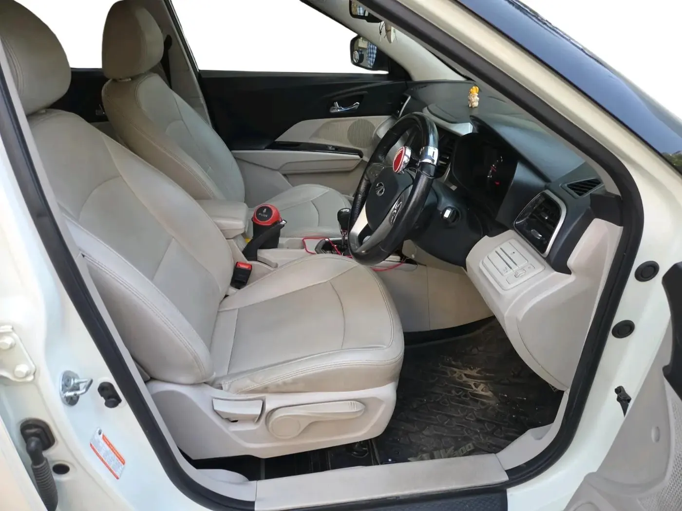 2021 Mahindra XUV300 W8 (O) 1.5 DIESEL AMT, Diesel, Automatic, 1,19,724 km, interior