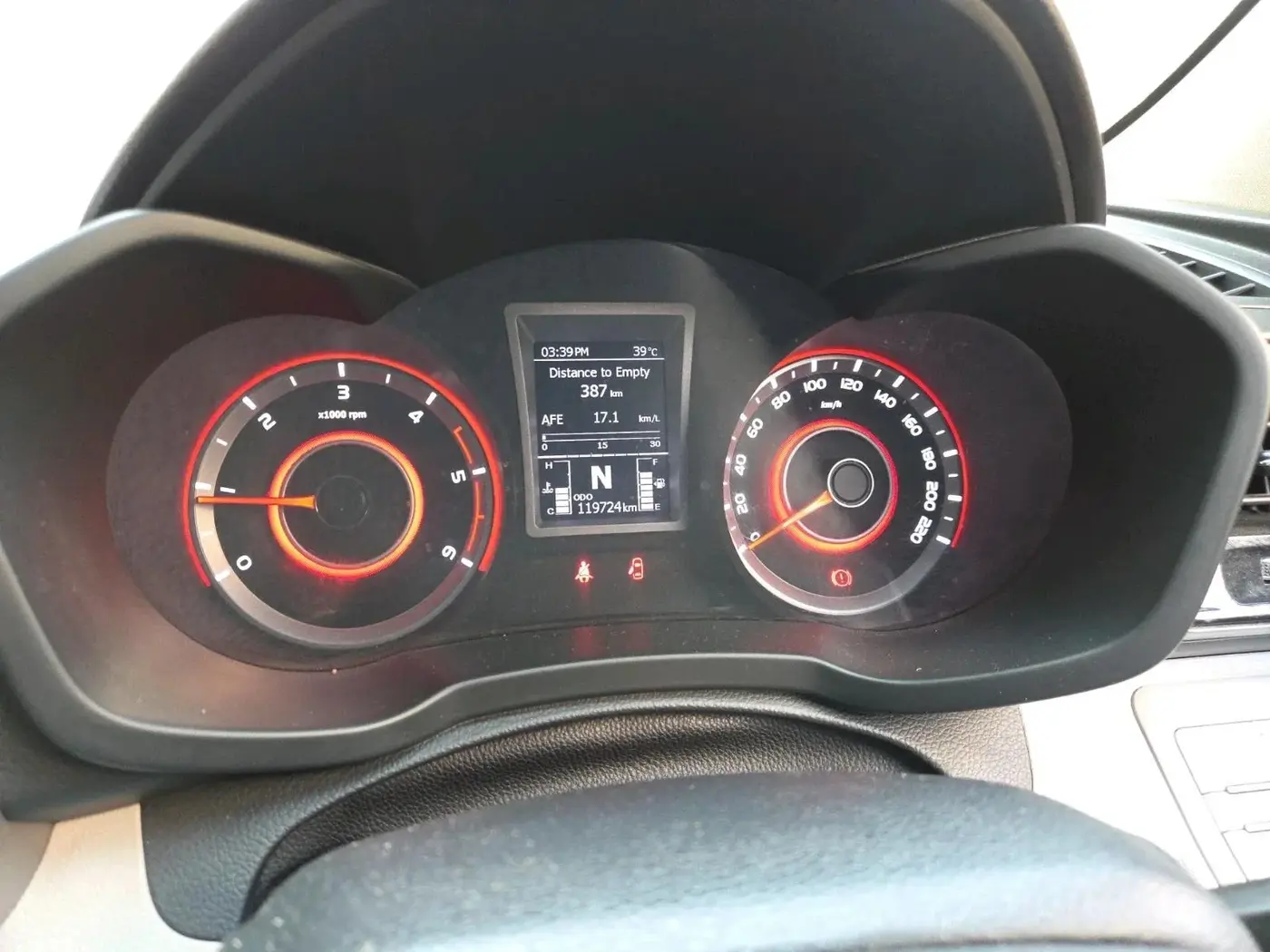 2021 Mahindra XUV300 W8 (O) 1.5 DIESEL AMT, Diesel, Automatic, 1,19,724 km, interior