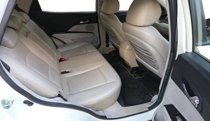 2021 Mahindra XUV300 W8 (O) 1.5 DIESEL AMT, Diesel, Automatic, 1,19,724 km, interior