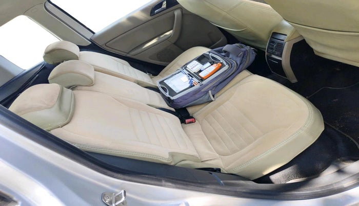 2013 Skoda Yeti AMBITION 2.0 TDI CR 4X2, Diesel, Manual, 1,04,687 km, interior