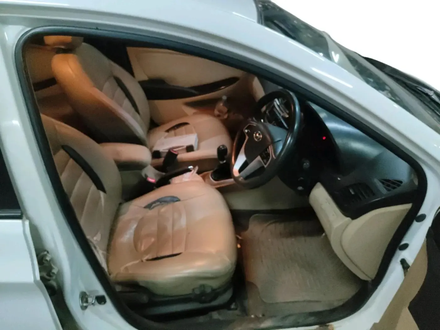 2012 Hyundai Verna FLUIDIC 1.6 VTVT SX, Petrol, Manual, 1,32,235 km, interior