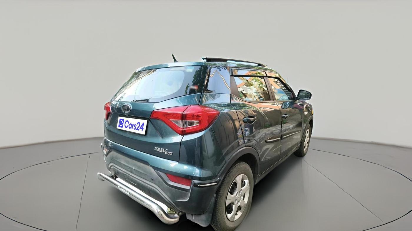 2022 Mahindra XUV300 W6 1.2 PETROL, Petrol, Manual, 13,114 km, exterior