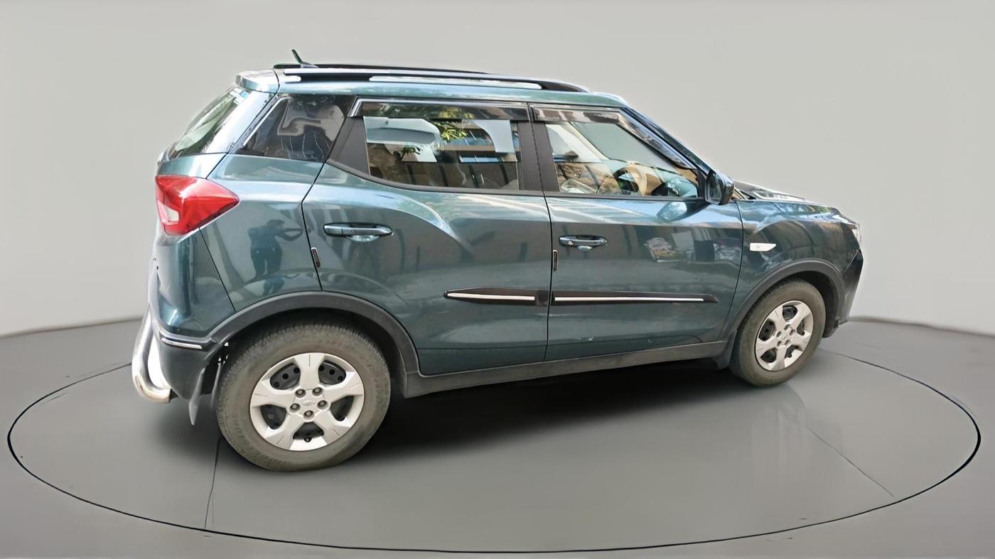2022 Mahindra XUV300 W6 1.2 PETROL, Petrol, Manual, 13,114 km, exterior